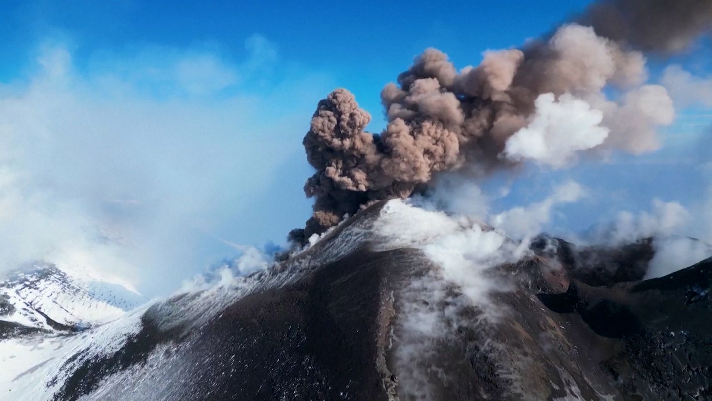 Sizilien: Der Ätna spuckt glühende Lava in die verschneite Winterlandschaft