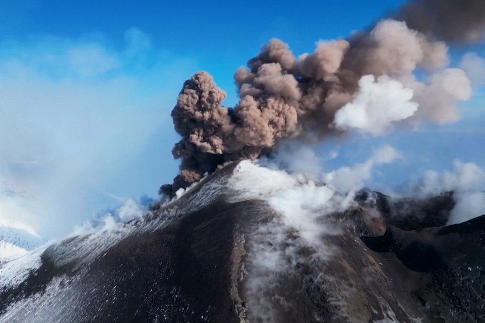 Sizilien: Der Ätna spuckt glühende Lava in die verschneite Winterlandschaft 1.7778