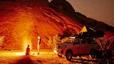 Der wohl schönste Stellplatz der Reise von Hauke Dressler und seiner Tochter Molin: Das Lagerfeuer glüht und am Himmel leuchtet die Milchstraße über der 1.728 Meter hohen Spitzkoppe, einem Inselberg circa 120 km nordöstlich von Swakopmund in Namibia.