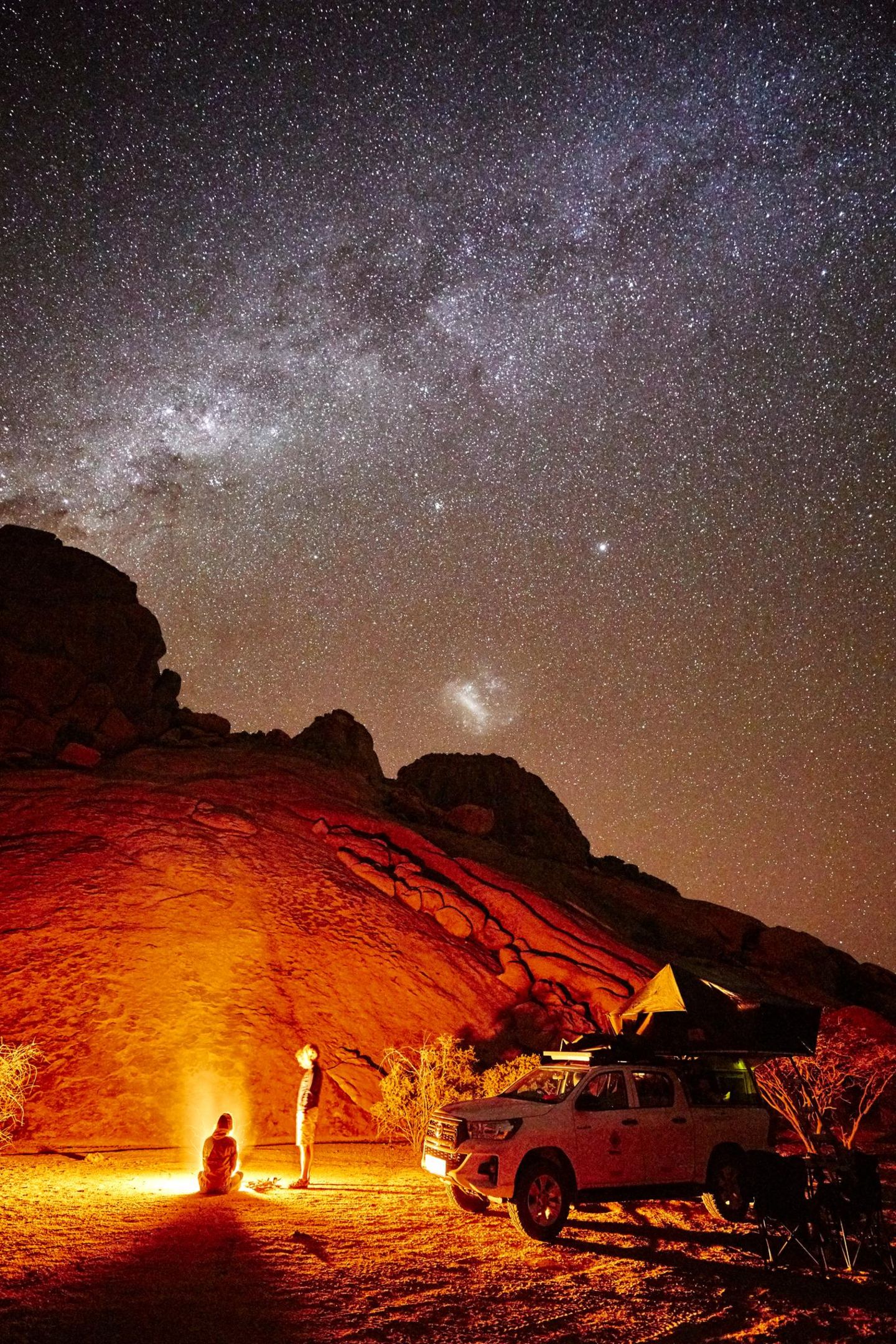 Der wohl schönste Stellplatz der Reise von Hauke Dressler und seiner Tochter Molin: Das Lagerfeuer glüht und am Himmel leuchtet die Milchstraße über der 1.728 Meter hohen Spitzkoppe, einem Inselberg circa 120 km nordöstlich von Swakopmund in Namibia.