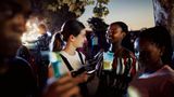 Am zweiten Tag ihrer Reise besuchen Vater und Tochter auch den Stadtteil Diepkloof in Johannesburg. Im abendlichen Treiben zwischen Bars und Straßenlärm treffen sie unter anderem die Jugendlichen Swenk und Tebza, mit denen sich Molin anfreundet und Kontaktdaten austauscht. 