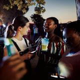 Am zweiten Tag ihrer Reise besuchen Vater und Tochter auch den Stadtteil Diepkloof in Johannesburg. Im abendlichen Treiben zwischen Bars und Straßenlärm treffen sie unter anderem die Jugendlichen Swenk und Tebza, mit denen sich Molin anfreundet und Kontaktdaten austauscht. 