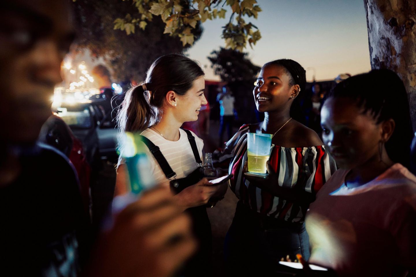 Am zweiten Tag ihrer Reise besuchen Vater und Tochter auch den Stadtteil Diepkloof in Johannesburg. Im abendlichen Treiben zwischen Bars und Straßenlärm treffen sie unter anderem die Jugendlichen Swenk und Tebza, mit denen sich Molin anfreundet und Kontaktdaten austauscht. 