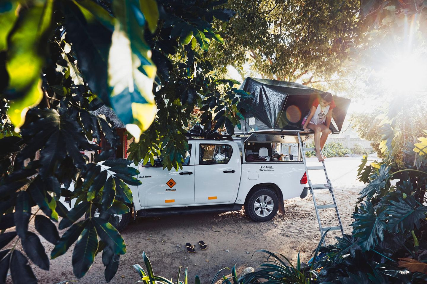 Ein sonniger Start in den Tag: Molin und Hauke campen im Garten von Brenda's Baobab B&B und Camping in Shesheke, einer Kleinstadt am Sambesi im Westen von Sambia. 