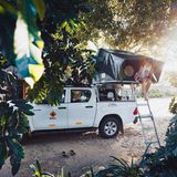 Ein sonniger Start in den Tag: Molin und Hauke campen im Garten von Brenda's Baobab B&B und Camping in Shesheke, einer Kleinstadt am Sambesi im Westen von Sambia. 