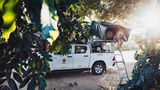 Ein sonniger Start in den Tag: Molin und Hauke campen im Garten von Brenda's Baobab B&B und Camping in Shesheke, einer Kleinstadt am Sambesi im Westen von Sambia. 