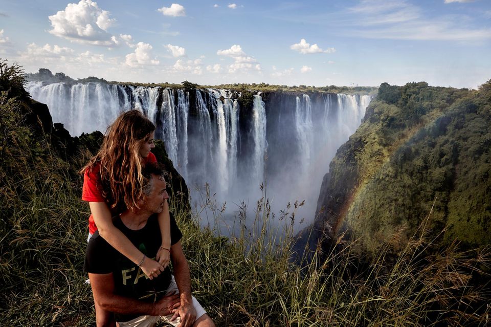 Der Nationalpark Victoriafälle liegt im Westen von Simbabwe, direkt am Sambesi-Fluss. Die mächtigen Wasserfälle, auch bekannt als Mosi-oa-Tunya, sind ein beliebtes touristisches Ausflugsziel. 1.5004