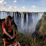 Der Nationalpark Victoriafälle liegt im Westen von Simbabwe, direkt am Sambesi-Fluss. Die mächtigen Wasserfälle, auch bekannt als Mosi-oa-Tunya, sind ein beliebtes touristisches Ausflugsziel.