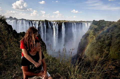 Der Nationalpark Victoriafälle liegt im Westen von Simbabwe, direkt am Sambesi-Fluss. Die mächtigen Wasserfälle, auch bekannt als Mosi-oa-Tunya, sind ein beliebtes touristisches Ausflugsziel.