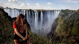 Der Nationalpark Victoriafälle liegt im Westen von Simbabwe, direkt am Sambesi-Fluss. Die mächtigen Wasserfälle, auch bekannt als Mosi-oa-Tunya, sind ein beliebtes touristisches Ausflugsziel.