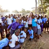 Ausgelassen posieren die Internatsschüler mit Molin für ein Gruppenbild. Die Zwelabo Secondary School wurde 1984 gegründet und liegt etwa fünfzig Kilometer westlich von Nkayi Center in der Nordprovinz Matabeleland, Simbabwe. 