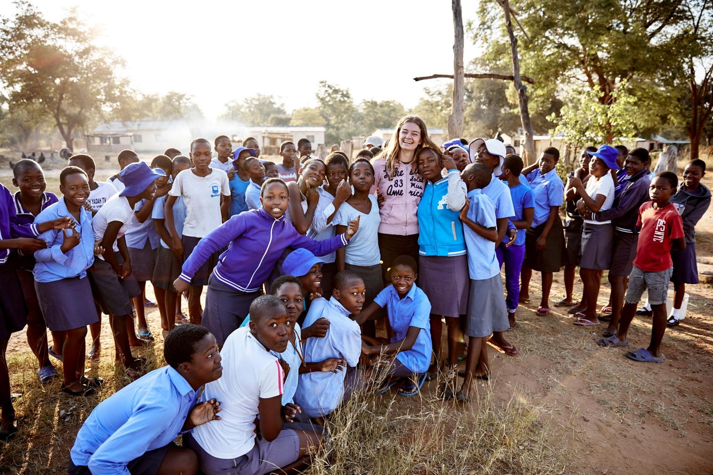 Ausgelassen posieren die Internatsschüler mit Molin für ein Gruppenbild. Die Zwelabo Secondary School wurde 1984 gegründet und liegt etwa fünfzig Kilometer westlich von Nkayi Center in der Nordprovinz Matabeleland, Simbabwe. 