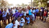 Ausgelassen posieren die Internatsschüler mit Molin für ein Gruppenbild. Die Zwelabo Secondary School wurde 1984 gegründet und liegt etwa fünfzig Kilometer westlich von Nkayi Center in der Nordprovinz Matabeleland, Simbabwe. 