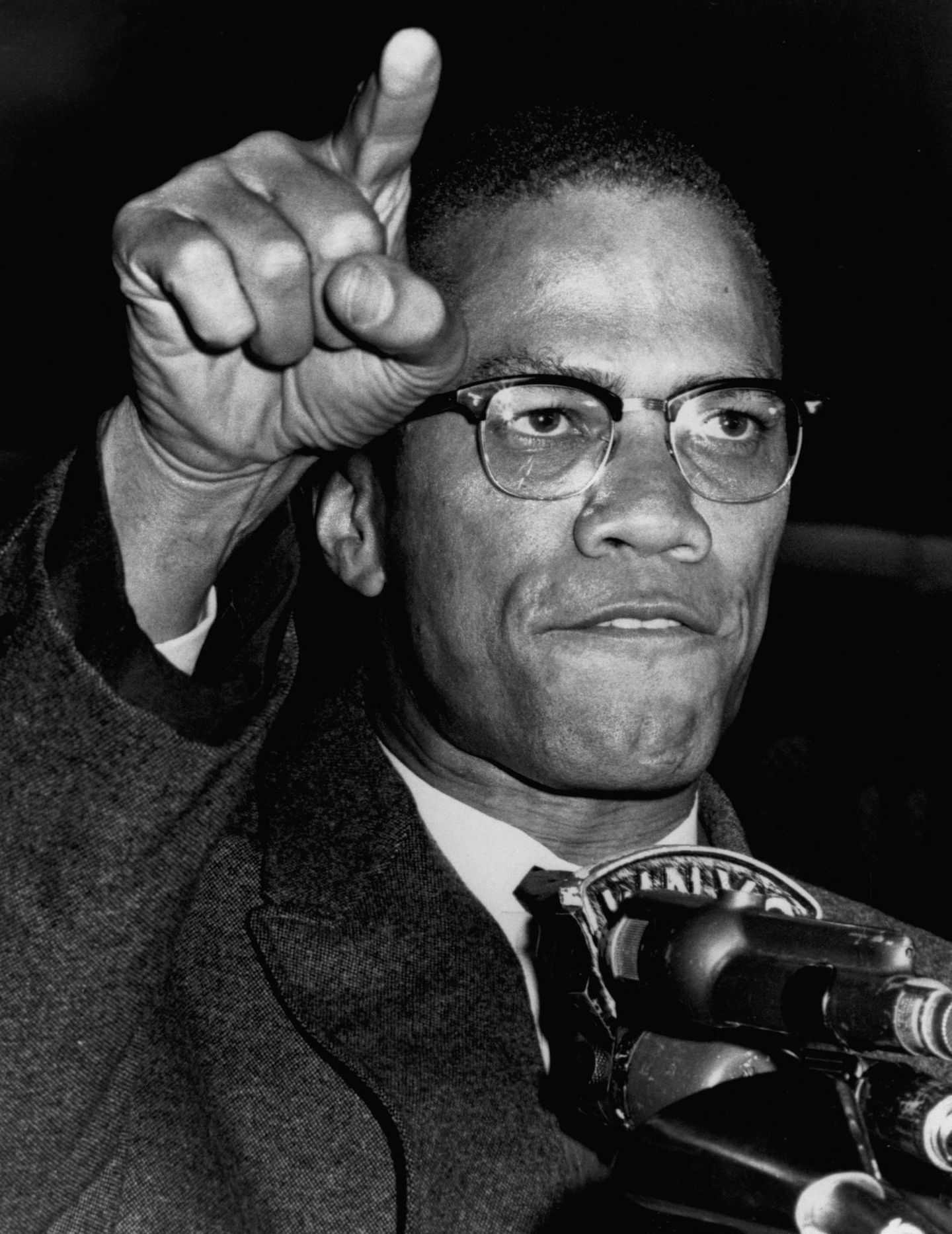 Malcolm X gestikuliert mit Hand