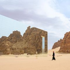 Mit der Maraya-Konzerthalle wurde in der Wüste ein hochmoderner Spiegelbau errichtet. Die Felsformationen nahe der Oasenstadt al-'Ula werden durch die Fassade scheinbar verdoppelt