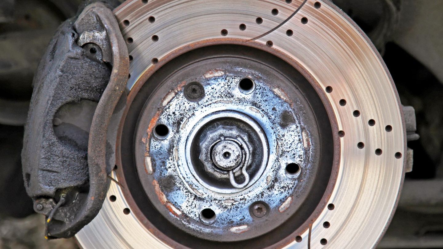 Beim Bremsen werden winzige Partikel aus den Bremsbelägen freigesetzt