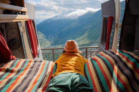 Outdoor-Fans sind oft gar nicht so leicht zu beschenken – doch hier kommen 15 Geschenkideen, die Campern eine Freude machen