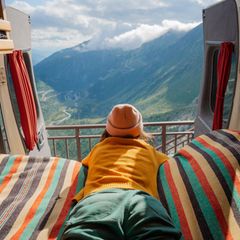 Outdoor-Fans sind oft gar nicht so leicht zu beschenken – doch hier kommen 15 Geschenkideen, die Campern eine Freude machen