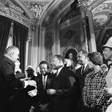Martin Luther King und Lyndon B. Johnson schütteln sich die Hände