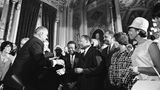 Martin Luther King und Lyndon B. Johnson schütteln sich die Hände