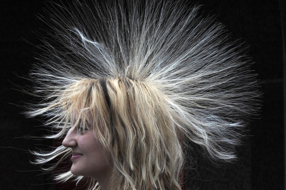Sind die Haare elektrostatisch aufgeladen, stoßen sie sich gegenseitig ab – und stehen dadurch zu Berge 1.3617