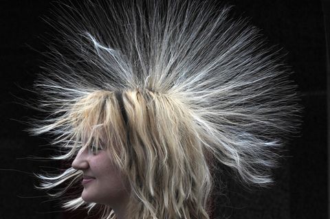 Sind die Haare elektrostatisch aufgeladen, stoßen sie sich gegenseitig ab – und stehen dadurch zu Berge