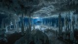 Ein Taucher scheint durch eine surreal anmutende Höhle auf der Halbinsel Yucatán, Mexiko, zu schweben. Das spezielle Atemgerät, ein Kreislauftauchgerät, ermöglicht es, ohne störende Blasen durch die zerbrechliche Welt der gefluteten Stalagmiten und Stalagtiten zu schwimmen.