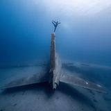 Im Golf von Akaba, Jordanien, gelang dieser Schnappschuss von einem auf dem Seitenruder eines versunkenen Lockheed-Jets balancierenden Freediver.