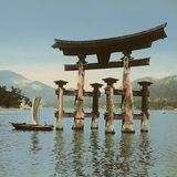Das majestätische Tor (Torii) des Itsukushima-Schreins, bis heute eine der bekanntesten Touristenattraktionen Japans, markiert den Eingang zu heiligem Boden. Es ist das größte Bauwerk seiner Art und wurde an der Zufahrt vom Seto-Binnenmeer zum Inselschrein erbaut. Bei Flut scheint es auf dem Wasser zu schweben, während man es bei Ebbe zu Fuß erreichen kann. Die Insel Itsukushima (heute als Miyajima bekannt) mit ihren Tempeln und Schreinen ist seit jeher eine heilige Stätte. Geburten und Todesfälle gelten dort "unrein". Die Bewohner finden deshalb ihre letzte Ruhe immer noch auf dem Festland.