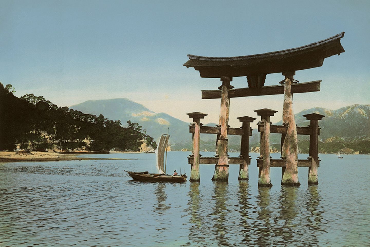Ein Fischerboot passiert bei Flut das Tor zum Itsukushima-Schrein, heutige Insel Miyajima, um 1890 Das majestätische Tor (Torii) des Itsukushima-Schreins, bis heute eine der bekanntesten Touristenattraktionen Japans, markiert den Eingang zu heiligem Boden. Es ist das größte Bauwerk seiner Art und wurde an der Zufahrt vom Seto-Binnenmeer zum Inselschrein erbaut. Bei Flut scheint es auf dem Wasser zu schweben, während man es bei Ebbe zu Fuß erreichen kann. Die Insel Itsukushima (heute als Miyajima bekannt) mit ihren Tempeln und Schreinen ist seit jeher eine heilige Stätte. Geburten und Todesfälle gelten dort "unrein". Die Bewohner finden deshalb ihre letzte Ruhe immer noch auf dem Festland.