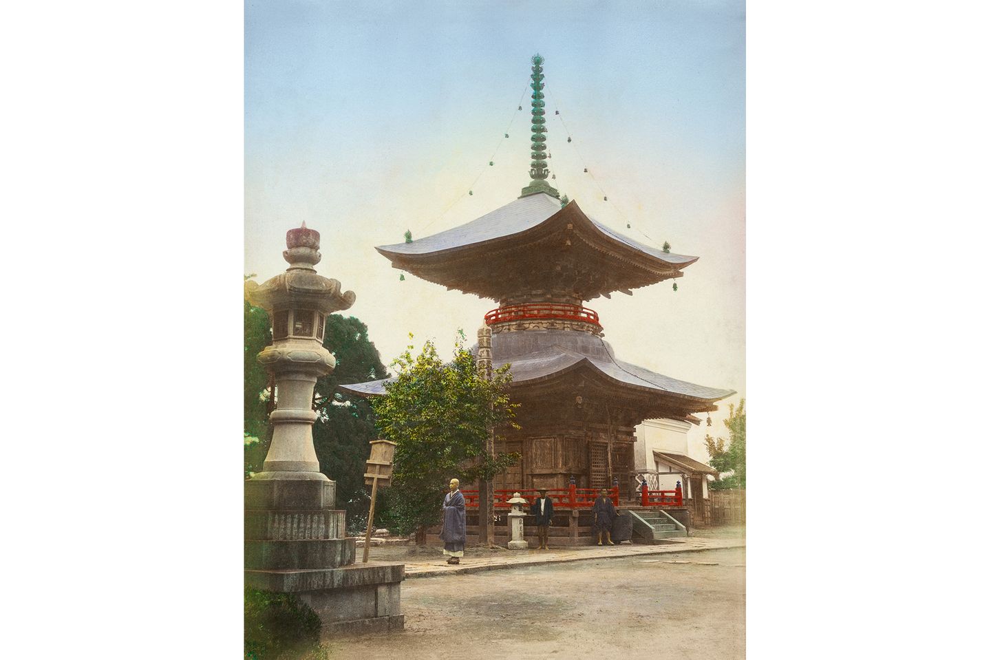 Der Tenjōji-Tempel stammt aus dem 7. Jahrhundert und steht auf dem Gipfel des Berges Maya nördlich von Kobe. Von ausländischen Besuchern wurde er Ende des 19. Jahrhunderts irrtümlicherweise als "Mondtempel" bezeichnet. Stattdessen ist er der Mutter des Buddha geweiht.