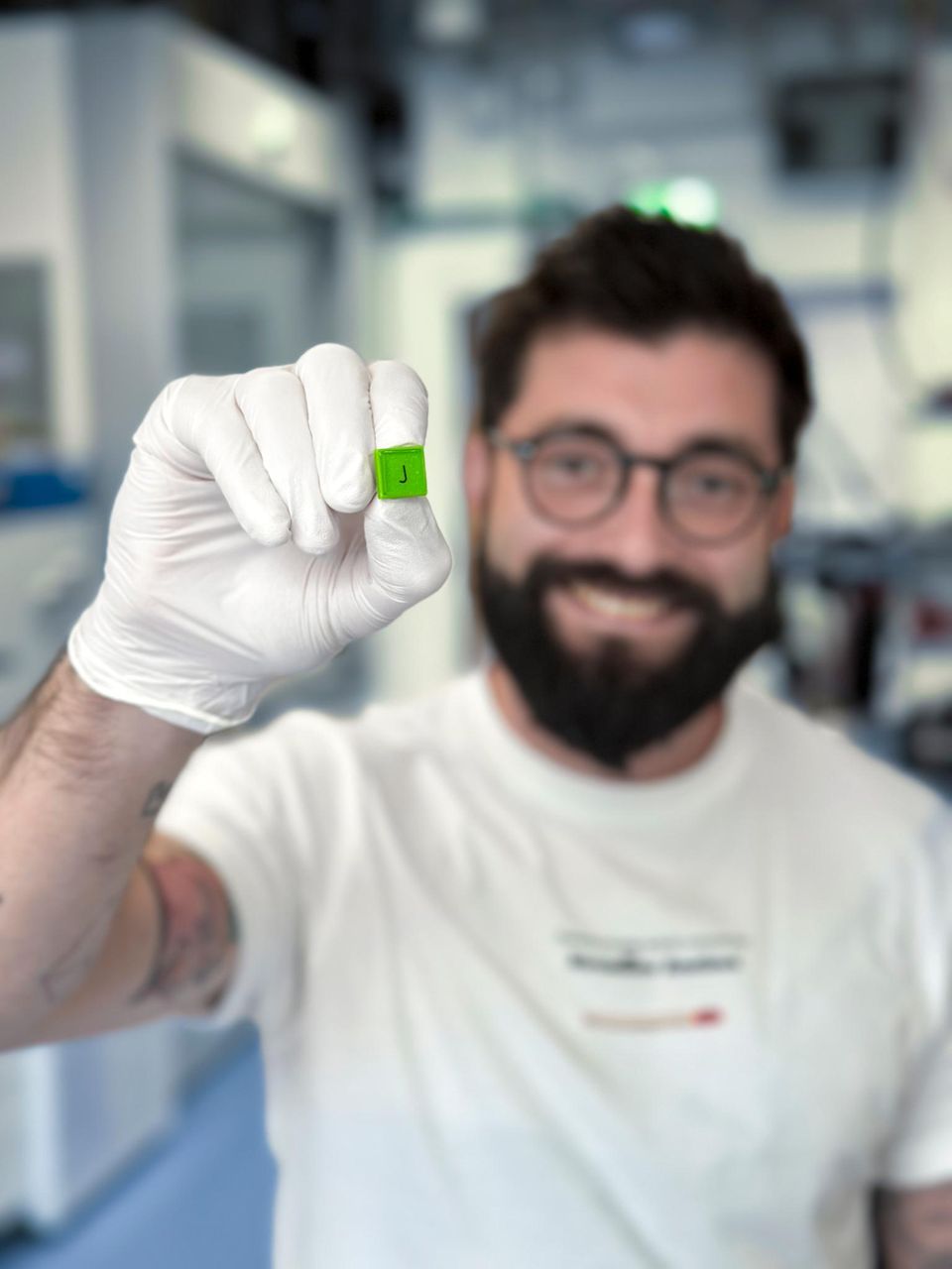 Elektrostatik: Juan Carlos Sobarzo mit einem seiner Probenwürfel Juan Carlos Sobarzo mit einem seiner Probenwürfel
