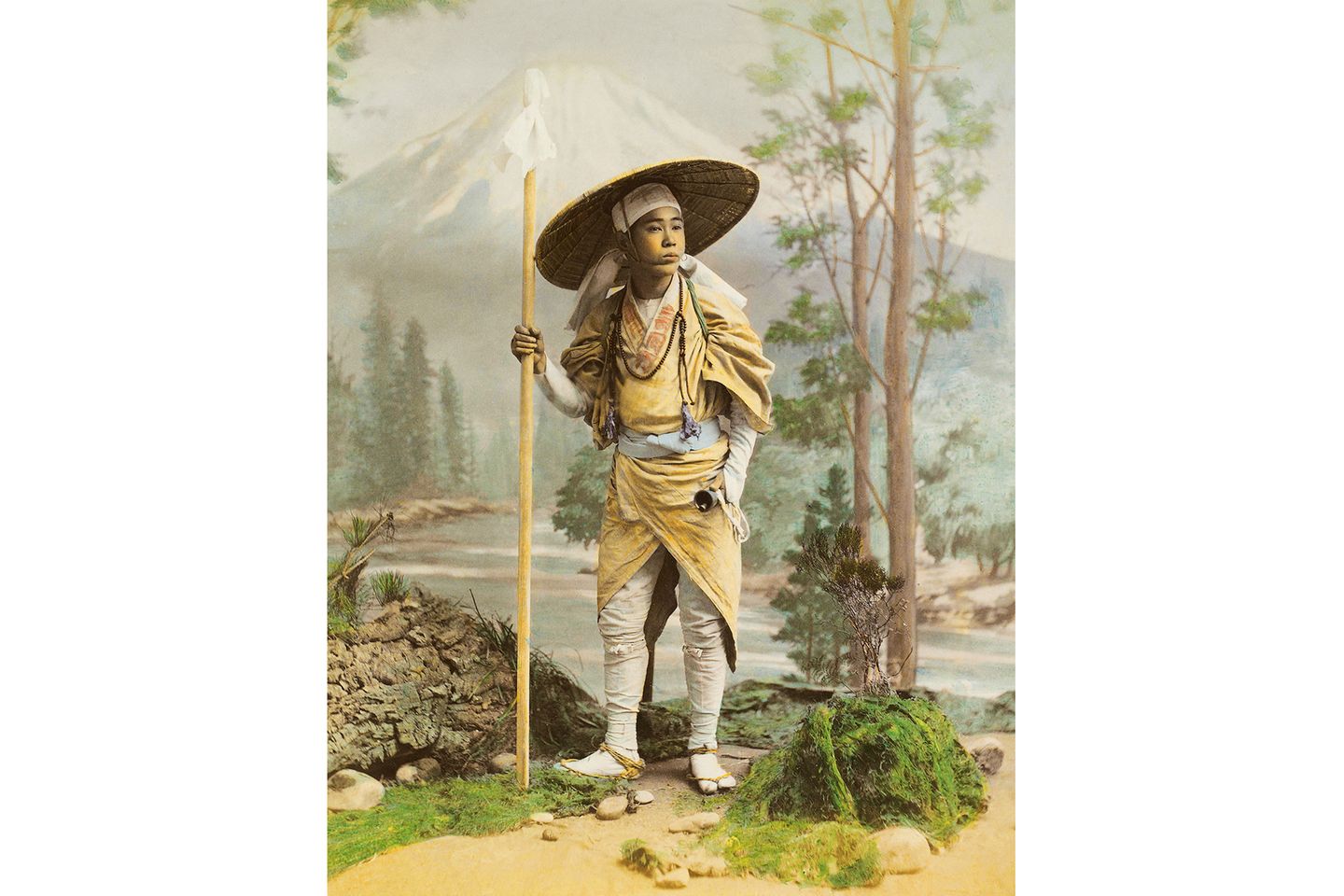 In vielen Fotostudios war eine mit dem heiligen Berg Fuji bemalte Hintergrundkulisse ein wichtiges Requisit, um die Modelle in einem japanischen Ambiente darzustellen. Dieses Bild stammt aus dem Studio von Kusakabe Kimbei, einem der bedeutendsten Fotografen des ausgehenden 19. Jahrhunderts in Japan, der sich auf Souvenirfotos für Touristen spezialisiert hatte. 