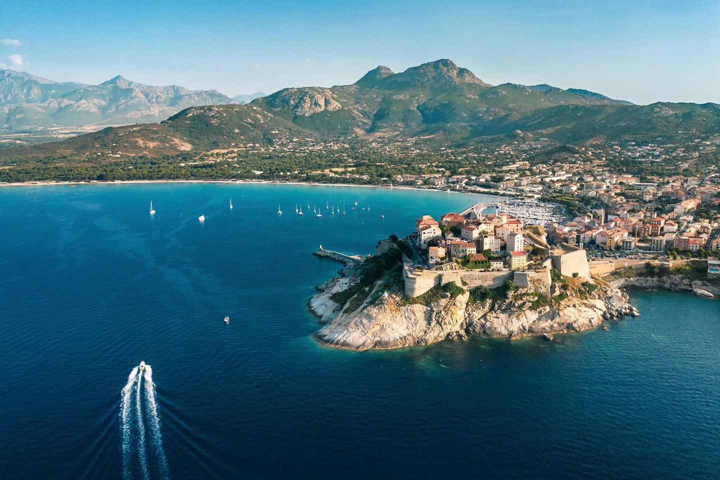 Luftaufnahme der Stadt Calvi an der Küste der Insel Korsika