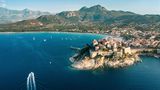 Luftaufnahme der Stadt Calvi an der Küste der Insel Korsika