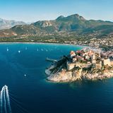 Luftaufnahme der Stadt Calvi an der Küste der Insel Korsika