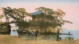 Matsushima (deutsch: "Kieferinsel") gilt eine der schönsten Landschaften Japans, zusammen mit Amanohashidate in Kyoto und Miyajima in Hiroshima. Die Matsushima-Bucht besteht aus 260 mit Kiefern bewachsenen Inseln. Reisende können die vielfältige Inselwelt bis heute vom Meer aus oder an Land erkunden.