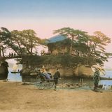 Matsushima (deutsch: "Kieferinsel") gilt eine der schönsten Landschaften Japans, zusammen mit Amanohashidate in Kyoto und Miyajima in Hiroshima. Die Matsushima-Bucht besteht aus 260 mit Kiefern bewachsenen Inseln. Reisende können die vielfältige Inselwelt bis heute vom Meer aus oder an Land erkunden.