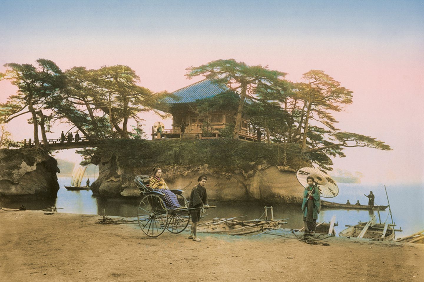 Matsushima (deutsch: "Kieferinsel") gilt eine der schönsten Landschaften Japans, zusammen mit Amanohashidate in Kyoto und Miyajima in Hiroshima. Die Matsushima-Bucht besteht aus 260 mit Kiefern bewachsenen Inseln. Reisende können die vielfältige Inselwelt bis heute vom Meer aus oder an Land erkunden.
