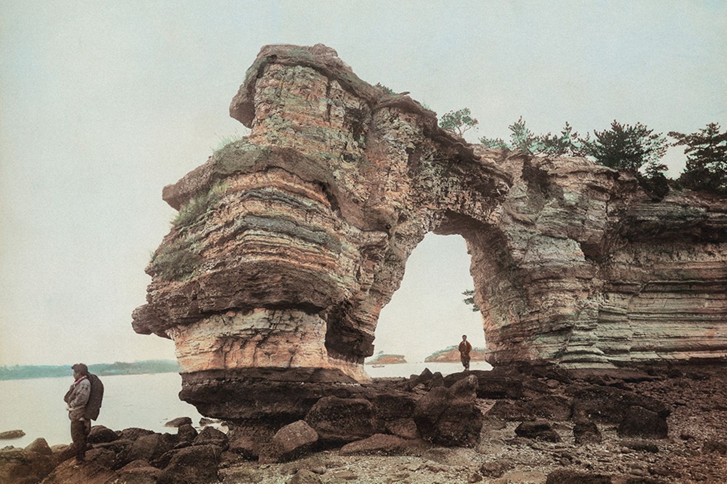 Die Schönheit der Matsushima-Inseln besteht zwar bis heute fort, doch die Landschaft hat sich verändert. Die starke Meeresbrandung verleiht dem Vulkangestein der Inseln immer neue Formen. Gleichzeitig kann es passieren, das ganze Inseln verschwinden und neue entstehen, wenn die Küstenlinie aufbricht. 