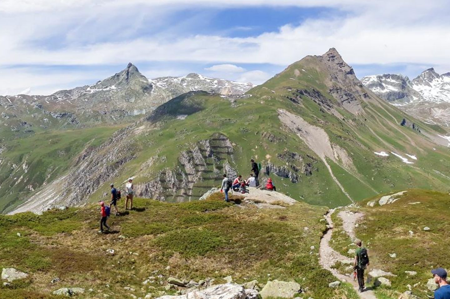 Panoramablick auf die Schweizer Alpen im Kanton Graubünden in der Ostschweiz – ein potenzielles natürliches H2-Explorationsgebiet