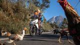 Merapi Indonesien - eine Frau und ein Junge auf einem Moped