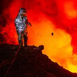 Benbow, Ambrym (Vanuatu) - ein Vulkanforscher am Rande eines Kraters