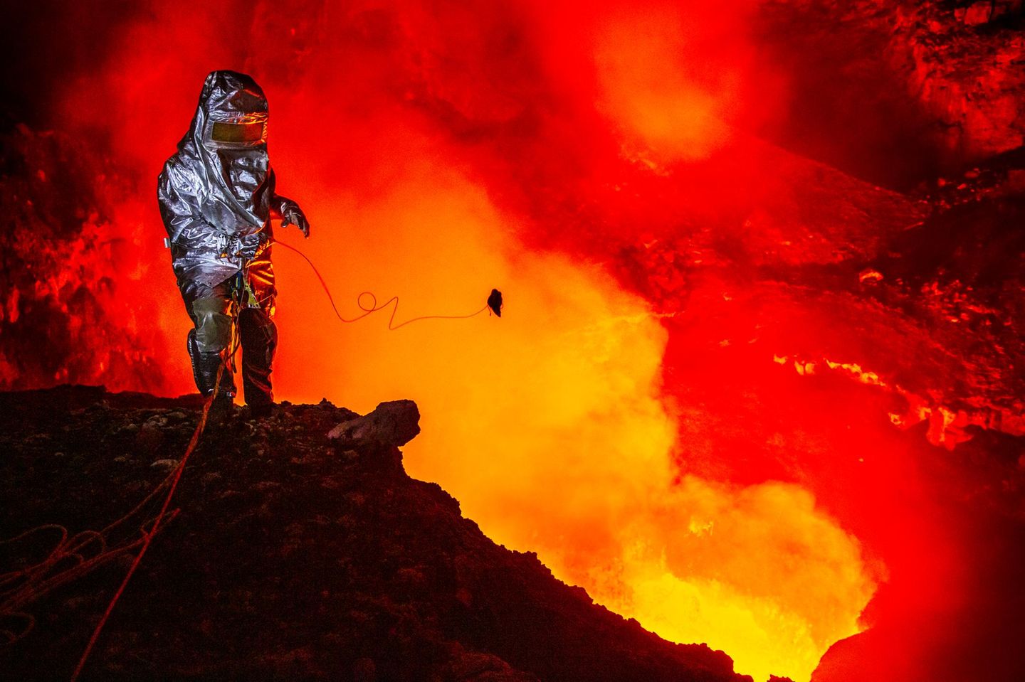Hinein in den Höllenschlund Benbow, Ambrym (Vanuatu) - ein Vulkanforscher am Rande eines Kraters