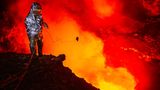 Benbow, Ambrym (Vanuatu) - ein Vulkanforscher am Rande eines Kraters