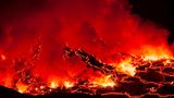 Mitten in Afrika, in der Demokratischen Republik Kongo, brodelt der mehr als 3000 Meter hohe Nyiragongo. Er beherbergte den größten Lavasee der Welt. Doch bei einer gewaltigen Eruption im Jahre 2021 liefen die feurigen Fluten aus. Der zunächst sehr niedrige Pegel scheint inzwischen wieder zu steigen, mitunter dauert es viele Jahre, bis sich ein neuer See bildet 