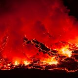 Mitten in Afrika, in der Demokratischen Republik Kongo, brodelt der mehr als 3000 Meter hohe Nyiragongo. Er beherbergte den größten Lavasee der Welt. Doch bei einer gewaltigen Eruption im Jahre 2021 liefen die feurigen Fluten aus. Der zunächst sehr niedrige Pegel scheint inzwischen wieder zu steigen, mitunter dauert es viele Jahre, bis sich ein neuer See bildet 