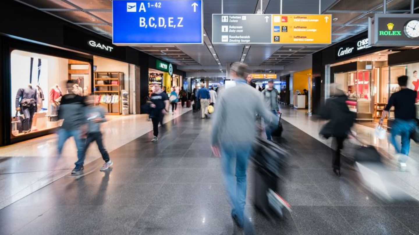 Urteil: Esta für Durchreise nötig? Buchungsportal muss informieren