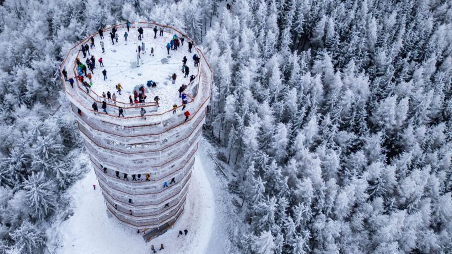 mit-lift-erreichbar-polen-neuer-aussichtsturm-bietet-bergpanorama