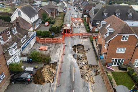 Zwei Krater klaffen in der Hauptstraße des Dörfchens Godstone südlich von London. Die umliegenden Häuser wurden evakuiert
